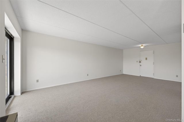 175 Maple Avenue 3G, Westbury, NY 11590
