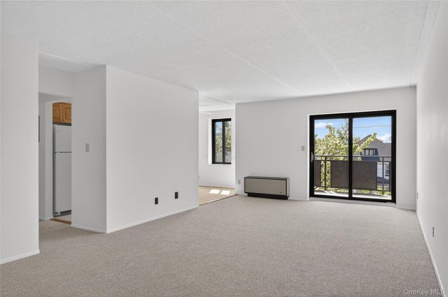 175 Maple Avenue 3G, Westbury, NY 11590