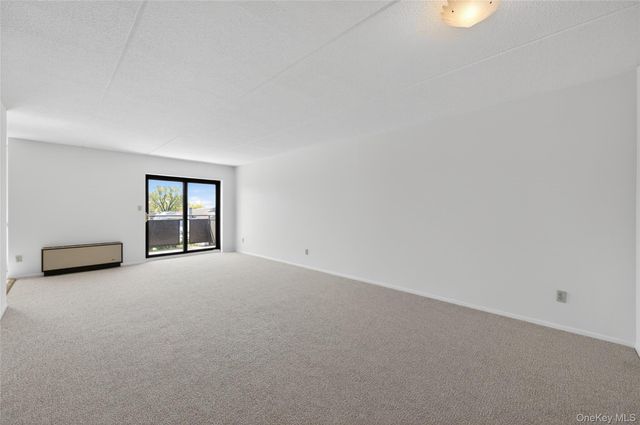 175 Maple Avenue 3G, Westbury, NY 11590