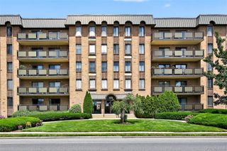 175 Maple Avenue 3G, Westbury, NY 11590