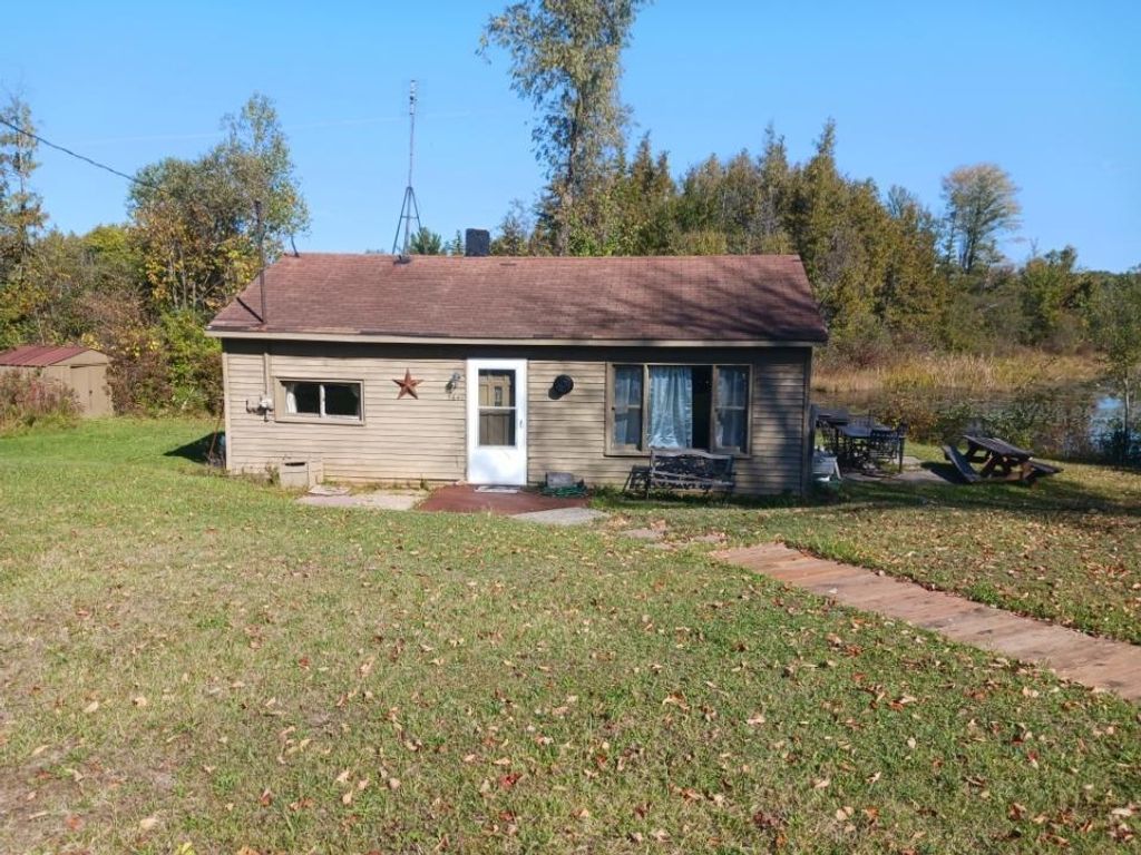 5641 Lakeside Drive, Gladwin, MI 48624