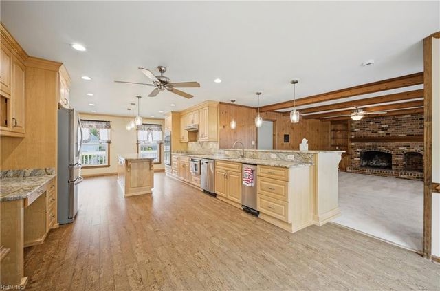 4 Sol Thorpe LN, Chesapeake, VA 23325