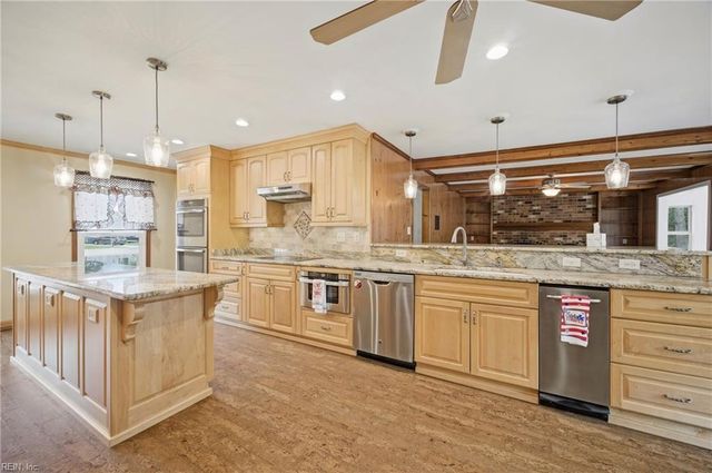 4 Sol Thorpe LN, Chesapeake, VA 23325