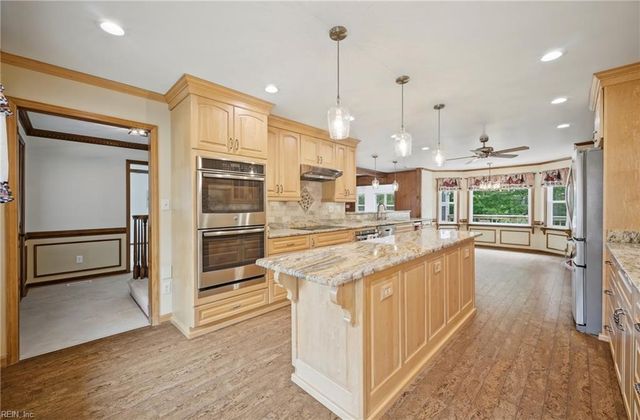 4 Sol Thorpe LN, Chesapeake, VA 23325
