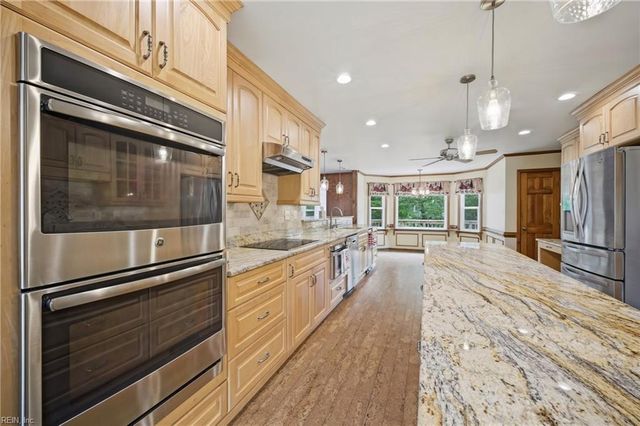 4 Sol Thorpe LN, Chesapeake, VA 23325