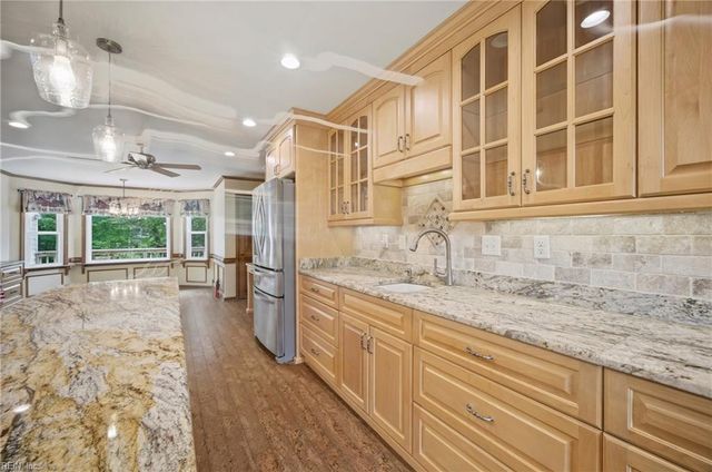 4 Sol Thorpe LN, Chesapeake, VA 23325
