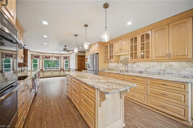 4 Sol Thorpe LN, Chesapeake, VA 23325