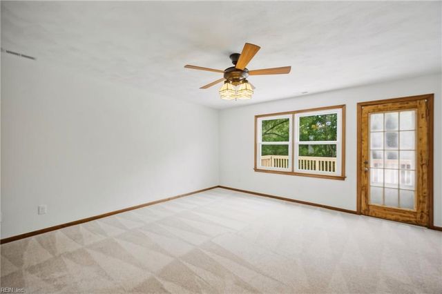 4 Sol Thorpe LN, Chesapeake, VA 23325