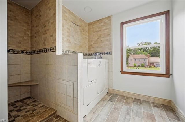 4 Sol Thorpe LN, Chesapeake, VA 23325