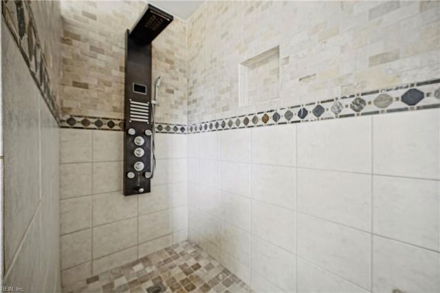 4 Sol Thorpe LN, Chesapeake, VA 23325
