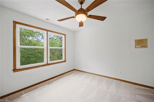 4 Sol Thorpe LN, Chesapeake, VA 23325
