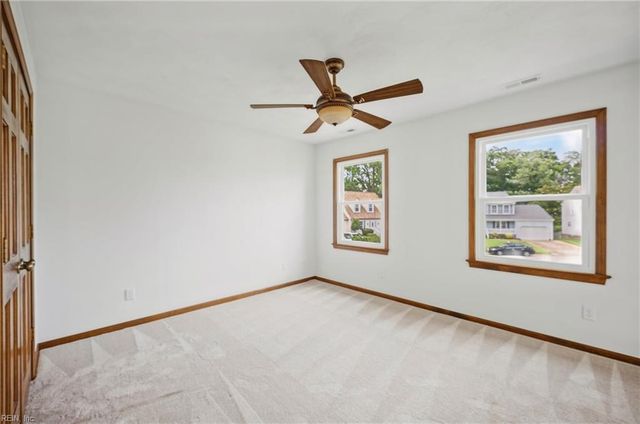 4 Sol Thorpe LN, Chesapeake, VA 23325