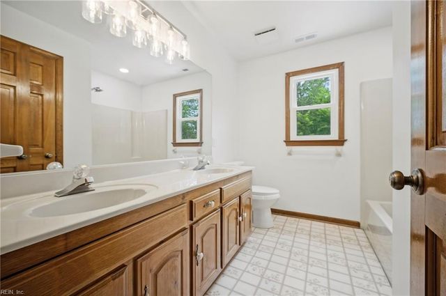 4 Sol Thorpe LN, Chesapeake, VA 23325