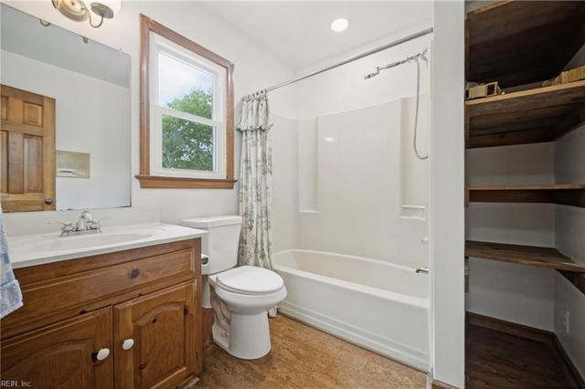 4 Sol Thorpe LN, Chesapeake, VA 23325