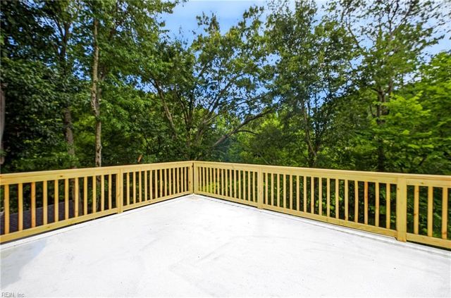 4 Sol Thorpe LN, Chesapeake, VA 23325