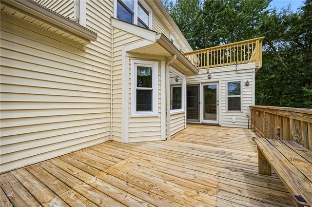 4 Sol Thorpe LN, Chesapeake, VA 23325