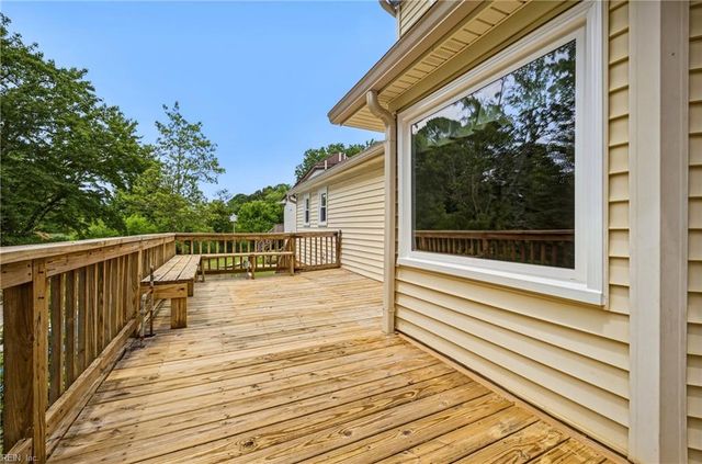 4 Sol Thorpe LN, Chesapeake, VA 23325