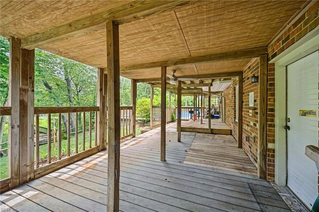 4 Sol Thorpe LN, Chesapeake, VA 23325