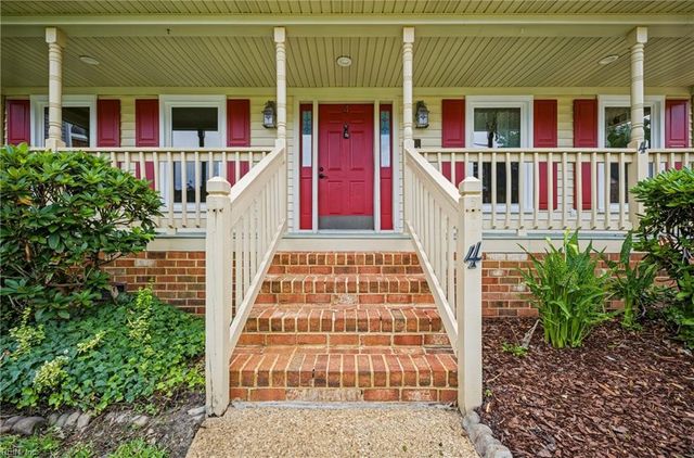 4 Sol Thorpe LN, Chesapeake, VA 23325