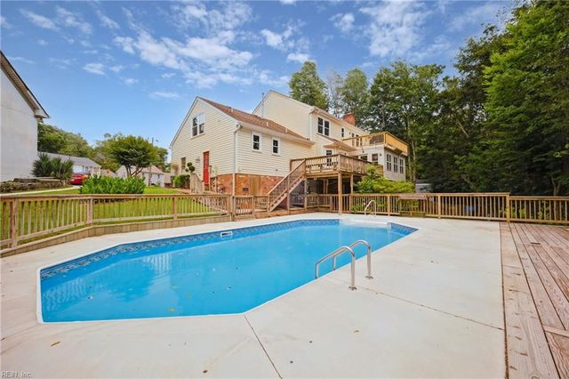 4 Sol Thorpe LN, Chesapeake, VA 23325