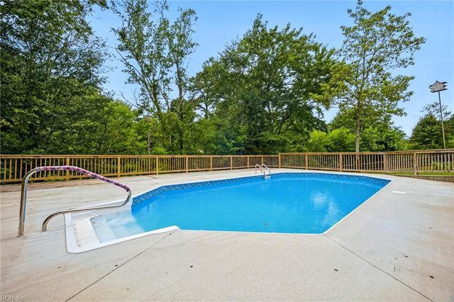 4 Sol Thorpe LN, Chesapeake, VA 23325