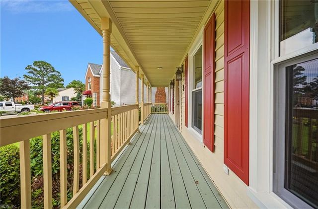 4 Sol Thorpe LN, Chesapeake, VA 23325