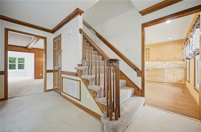4 Sol Thorpe LN, Chesapeake, VA 23325
