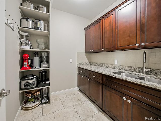 6960 Norway Drive, Troy, MI 48085