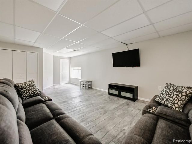 6960 Norway Drive, Troy, MI 48085