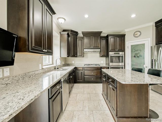 6960 Norway Drive, Troy, MI 48085