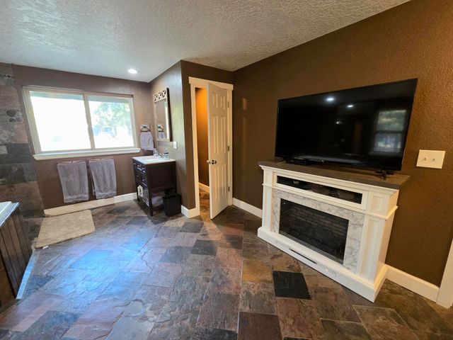 53156 Day Road, La Pine, OR 97739