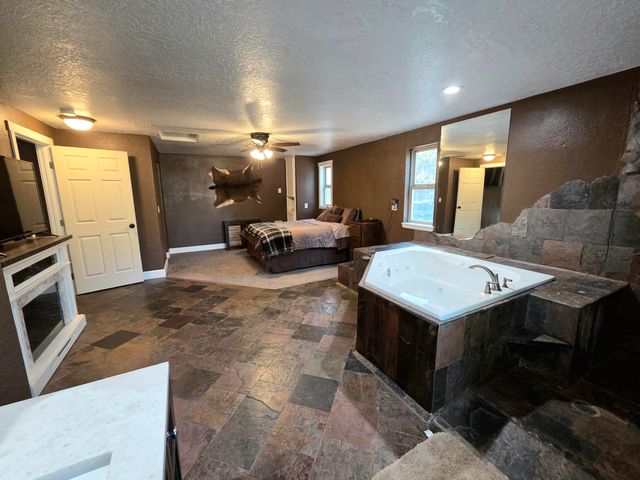 53156 Day Road, La Pine, OR 97739