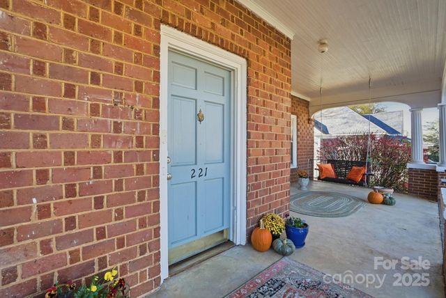 221 N Patterson Street, Statesville, NC 28677