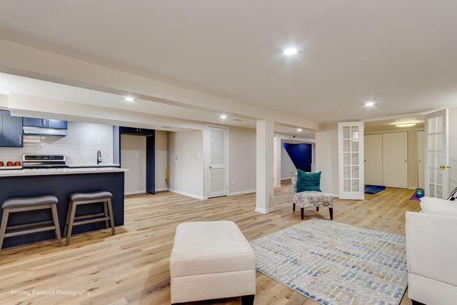 8517 W CARMEN Avenue, Chicago, IL 60656