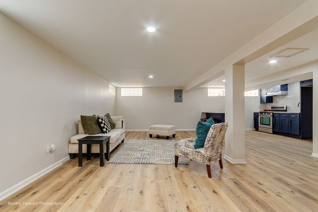 8517 W CARMEN Avenue, Chicago, IL 60656