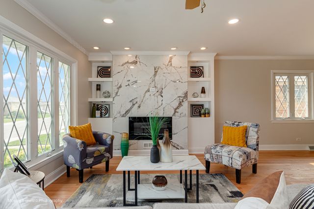 8517 W CARMEN Avenue, Chicago, IL 60656