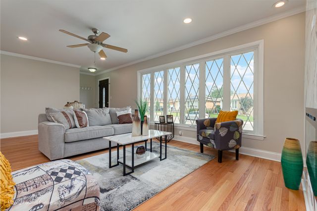 8517 W CARMEN Avenue, Chicago, IL 60656