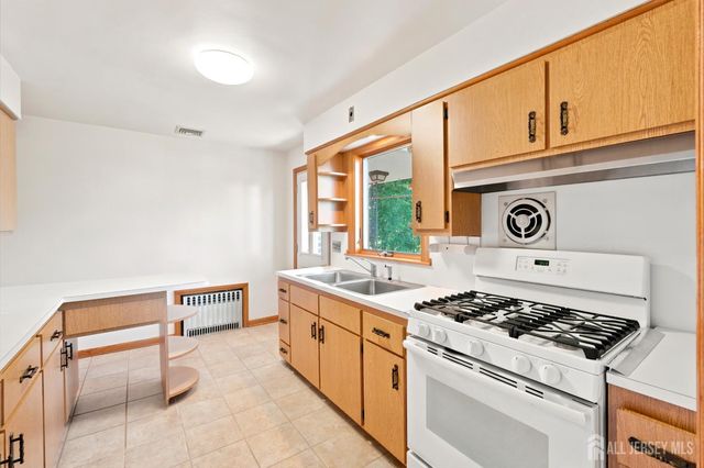 3 Dix Street, New Brunswick, NJ 08901