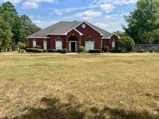 210 Lavender Ln, Longview, TX 75605