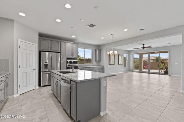 8464 N VAN CLEEVE Lane, Tucson, AZ 85743