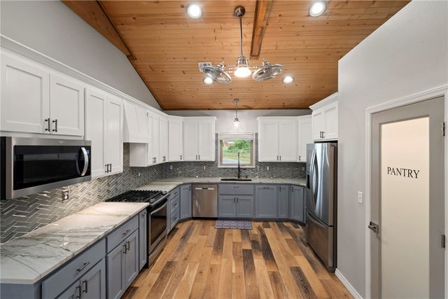 12029 S Edmondson Road, Gentry, AR 72734