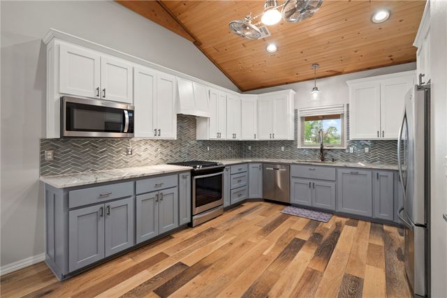 12029 S Edmondson Road, Gentry, AR 72734