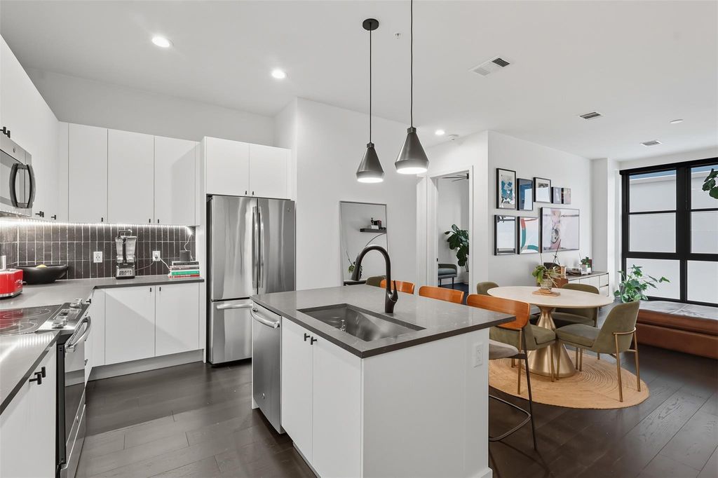 800 Embassy DR 320, Austin, TX 78702