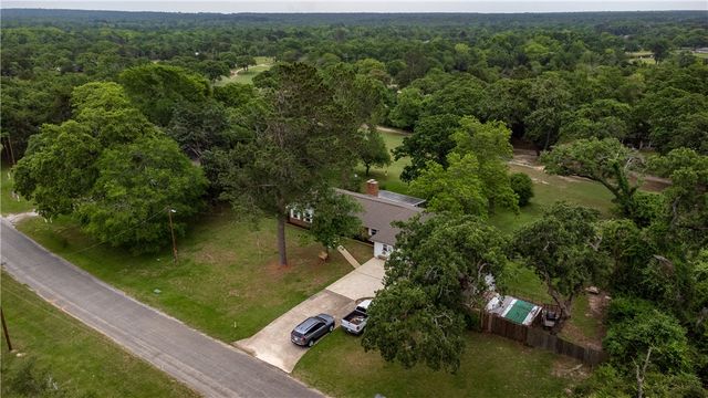212 Golfview Drive, Hilltop Lakes, TX 77871
