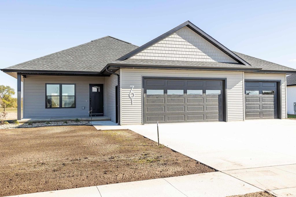 701 Hickory St, Janesville, IA 50647