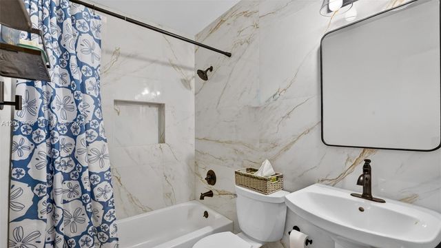 2940 NW 99th Pl, Doral, FL 33172