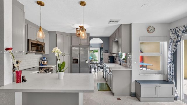 2940 NW 99th Pl, Doral, FL 33172