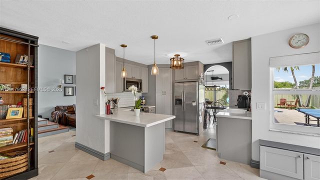 2940 NW 99th Pl, Doral, FL 33172