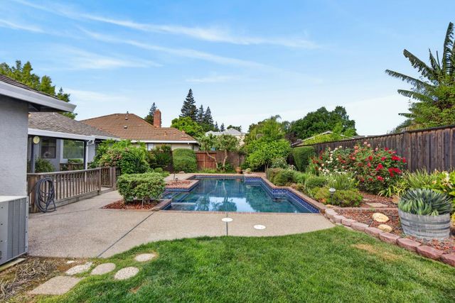 353 Deer River Way, Sacramento, CA 95831
