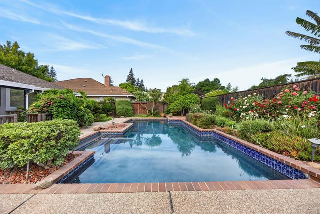 353 Deer River Way, Sacramento, CA 95831